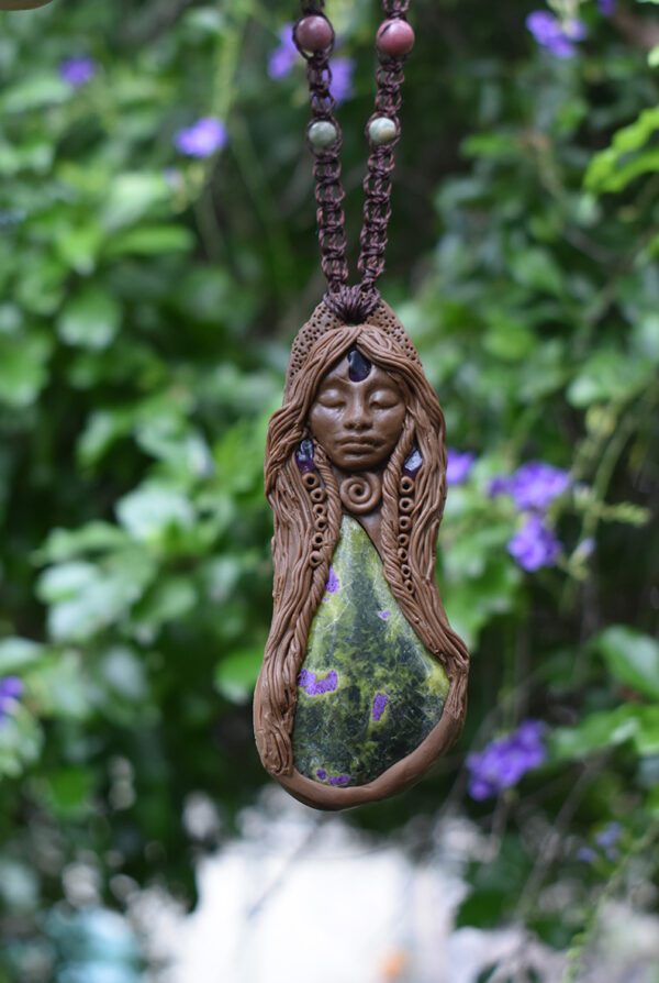 Serpentine and Stichtite Healing Goddess - Image 2